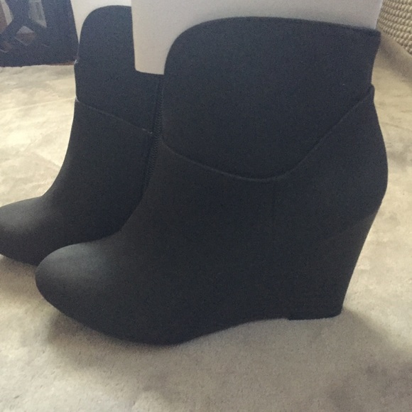 Women’s Black Suede Ankle Wedge Boots New in Box - Picture 15 of 16